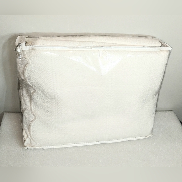 Columbine Cody Home Collection Matelasse Queen Size Cotton Coverlet - Picture 4 of 14